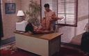Vintage Usa: Секретарша с большими сиськами трахает киску в офисе
