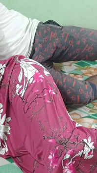 Casalinga thulasi ragazza carina che gode del letto con la casa vicina