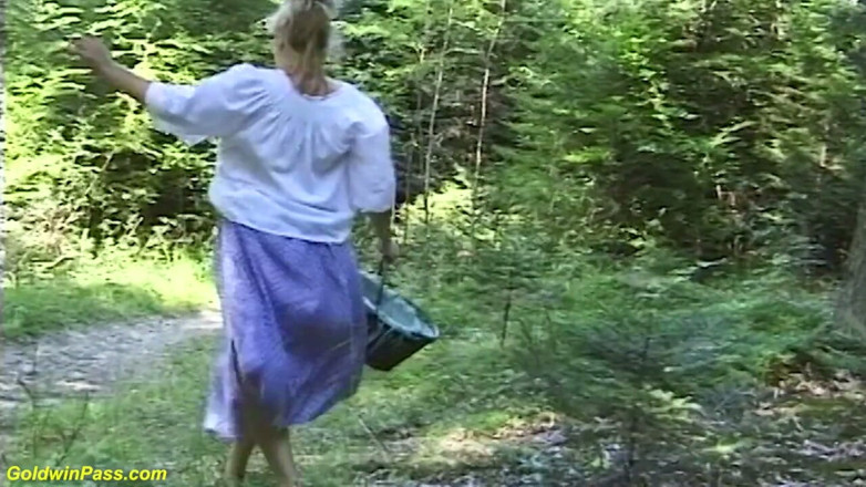 Goldwin pass: Mama vitregă cu țâțe monstruoase se distrează în pădure