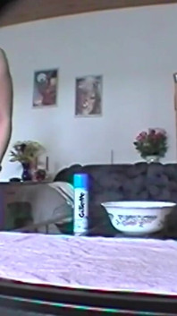 Irmgard, femme au foyer allemande excitée, se fait baiser par une MILF