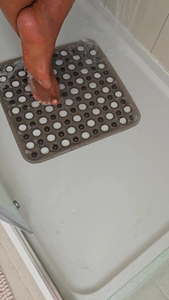 Slutty Ms B: Douche habillée
