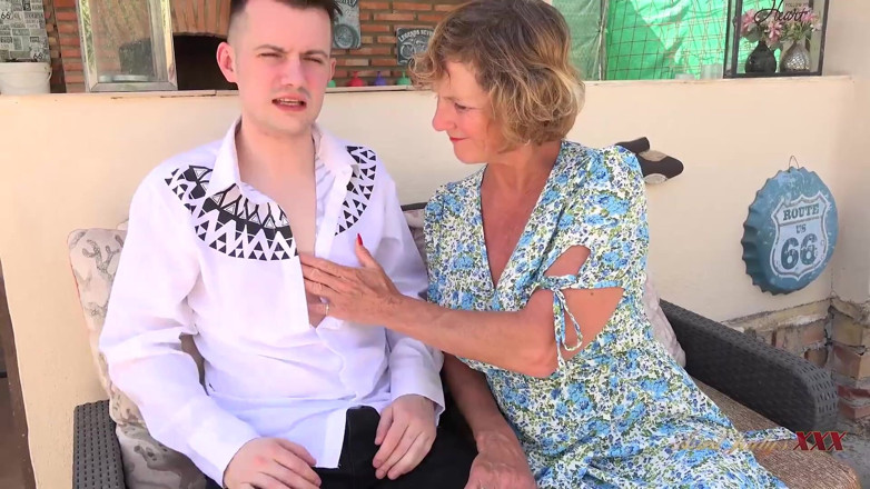 Aunt Judy's XXX: TetaJudysXXX - Prsatá zralá puma paní Moly svádí barmanku v letovisku