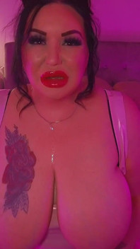 Pink Latex - une BBW se fait prendre par des jouets !