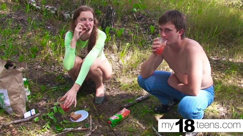 My 18 Teens: Awek berkongkek tegar di luar - seks berkumpulan