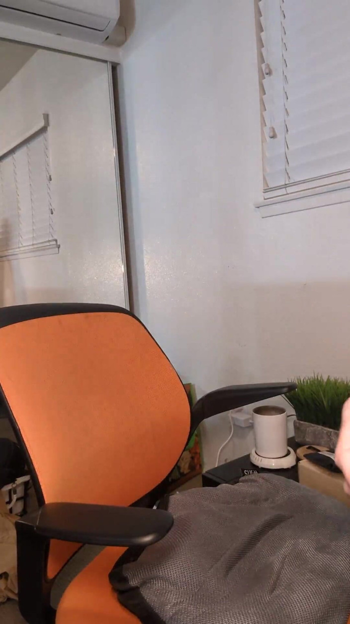 Benji Bastian: Un culturiste caresse une énorme grosse bite avec une charge explosive