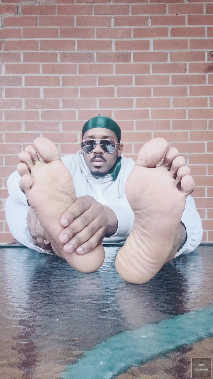 Soft Soleman: Я выставляет напоказ свои ступни и трогаю их