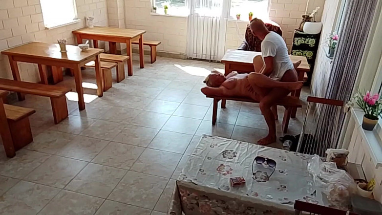 Crazyfamily 1970: La cameriera nuda si lascia scopare