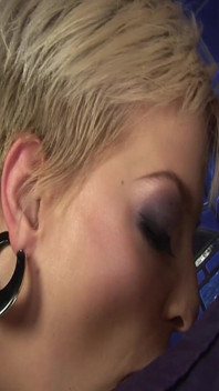 Pożądana scena 4_short-haired blond milf Tilly Hardy w bieliźnie uwielbia uzyskiwanie twarzy