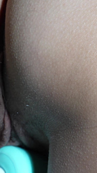 Ele amarra minhas mãos e me masturba até eu gozar com o vibrador, mesmo indo além do orgasmo ...