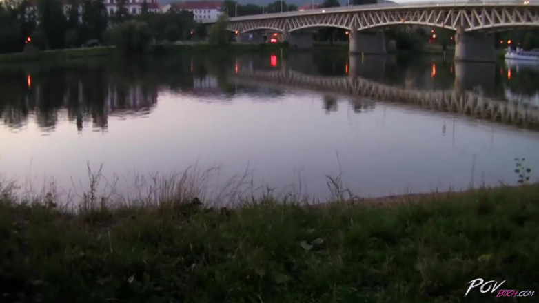 Czech Pornzone: Bustyチェコ熟女放尿とクソでopenair