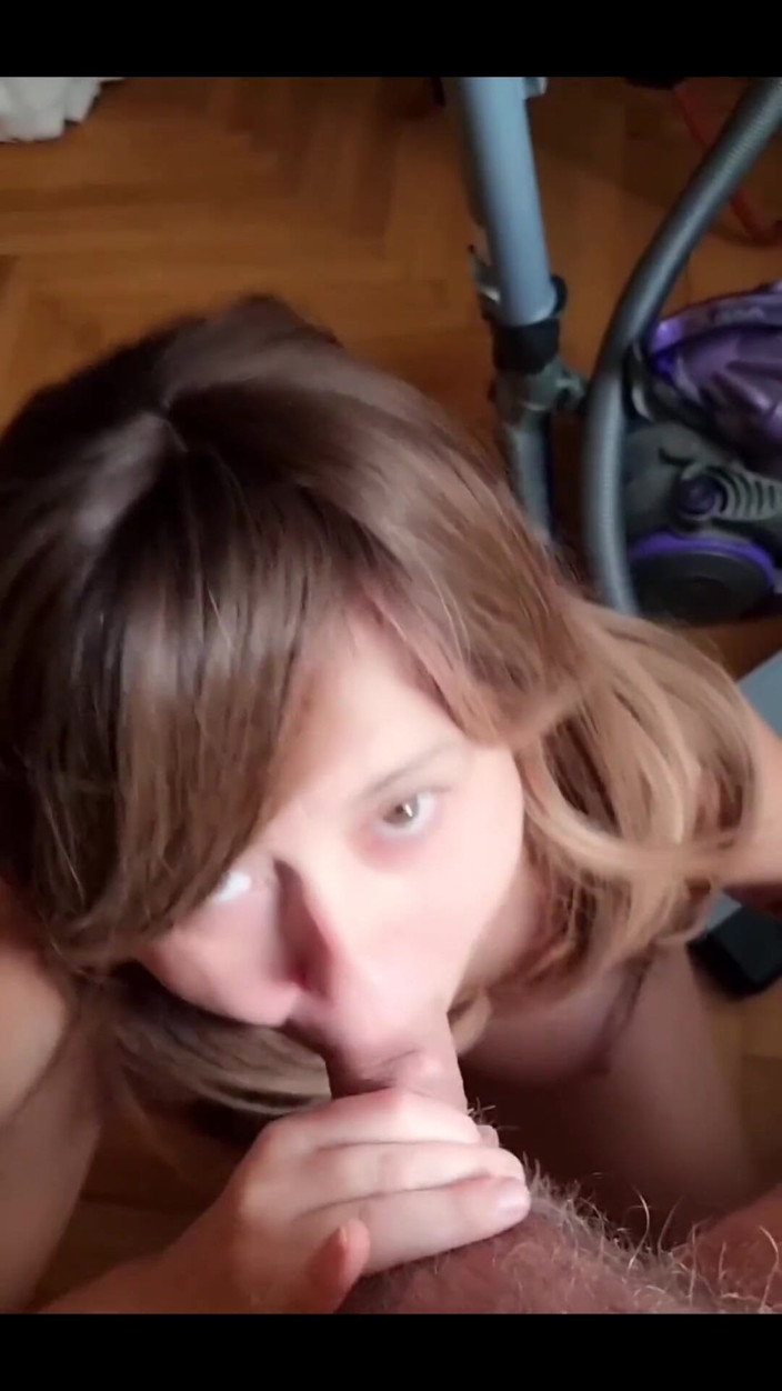 Britney Swallows - Cumtrainer: Jizz k obědu