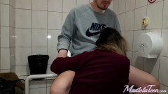 Mad And Lola: Краля смокче член, катається вище і раком у спільному туалеті