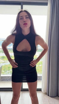 Saya meludah dan menghinakan awak, mengongkek hamba dan penghinaan femdom