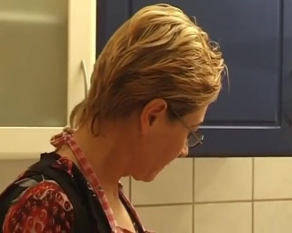 Enjoy German porn: Domina Jerman matang bermain dengan jantan miang