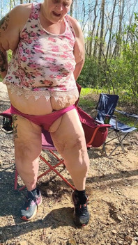 Puta traviesa en el bosque encuentra una gran polla gorda y folla en todos sus agujeros y la eyacula duro