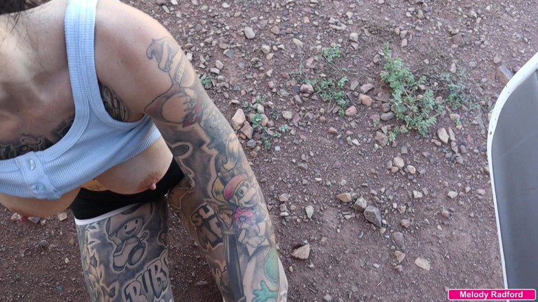 Melody Radford: Une MILF australienne taille une pipe à un inconnu