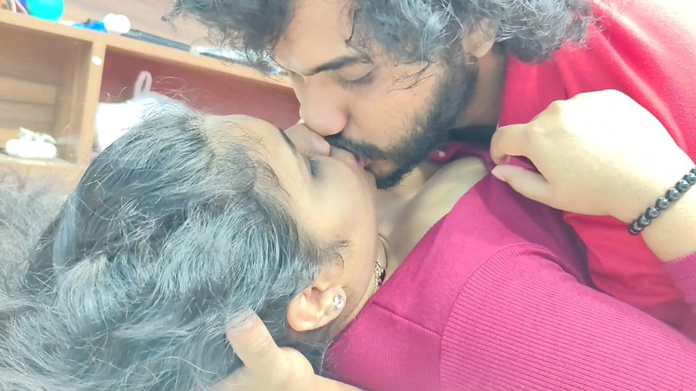 Vaishnavysharunraj: Awek Mallu panas dalam pakaian moden menggoda kawan lelakinya dan...