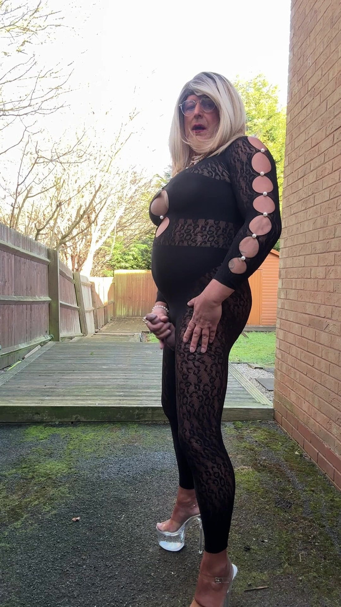 Kellycd2022: Kellycd2022, travesti sexy en combinaison noire et talons de strip-teaseur