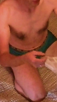 Joroba en las bragas de la suegra masturbación