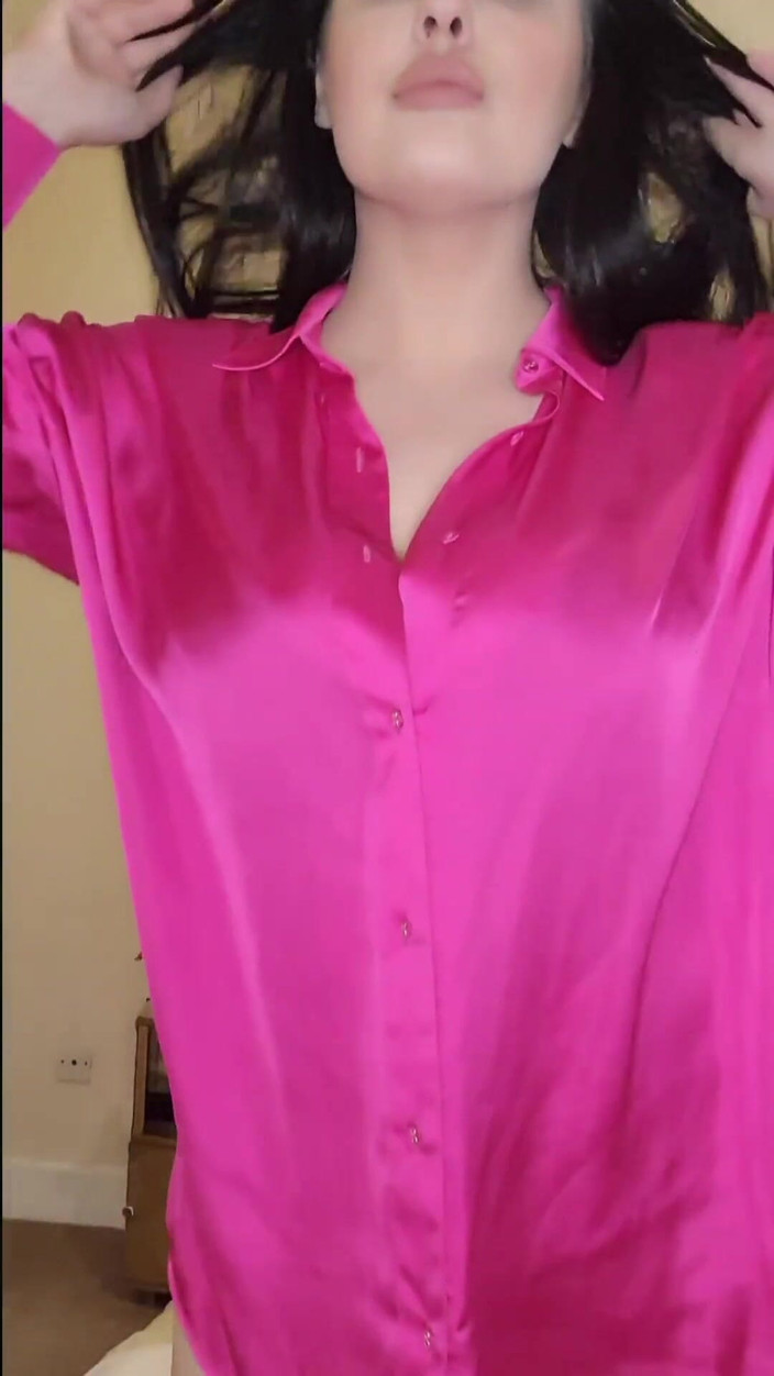 LACEYLOOXXX: Saten bluzlu ve mini etekli üvey anne azdırıyor - bakış açısı yarak...