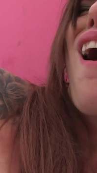 Awek pantat besar bertatu dikongkek keras di bilik air