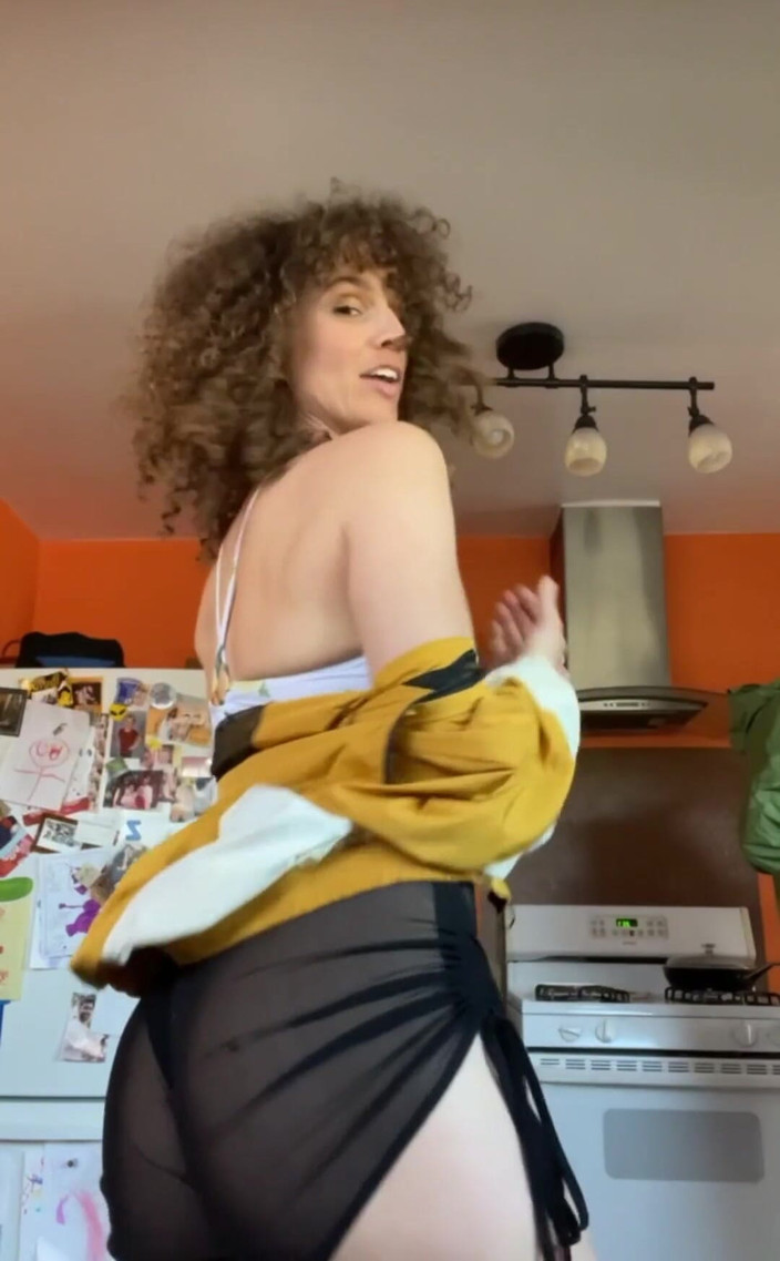 VibeWithMommy: 料理してくれる男性を見つけて、服が嫌いな女性を見つけてください。