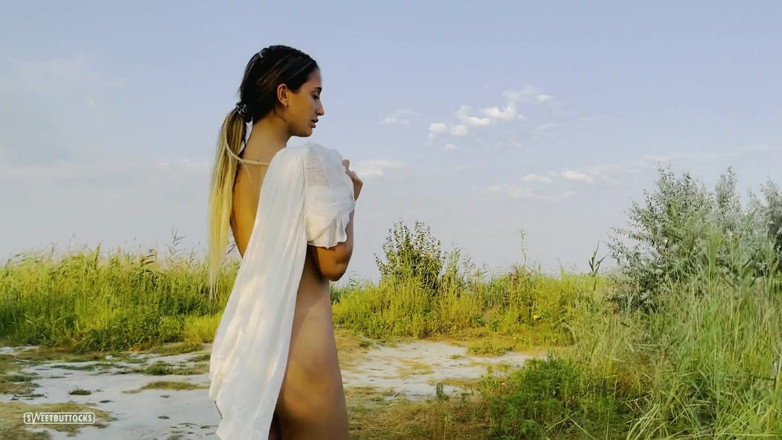 SweetButtocks: Mergând goală în natură