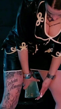 Miss Alessa Milano My Pee to twoja przyjemność