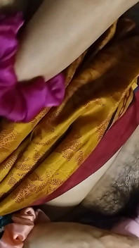 Bhabhi memasukkan mainan seks ke dalam memek dan mengambil jus memek