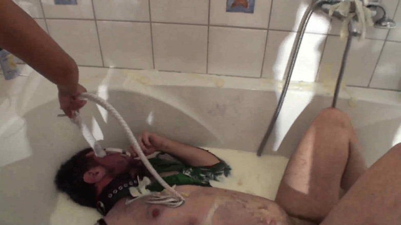 Femdom Austria: İki sarışın sahibe köleleriyle oynuyor