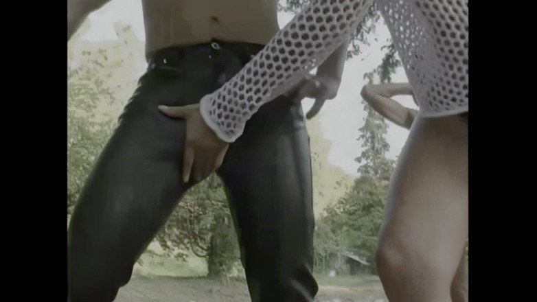 Italians at Home: Lesbijskie trójkąty zamieniają się w orgię w lesie