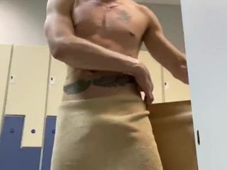 Falcon Al: Falcon Al gay porno kleedkamer
