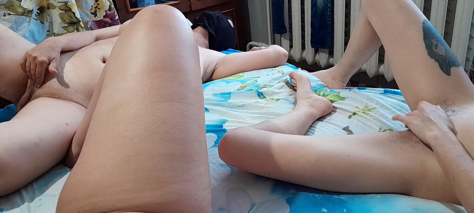 Lesbian-illusion: Троє з нас грають з пиздами і по черзі кінчають