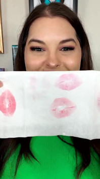ทดสอบลิปสติกบนตัวเธอ - Sydney Screams ลอง 8 เฉดสี จูบฝากรอยลิปสติกบนทิชชู