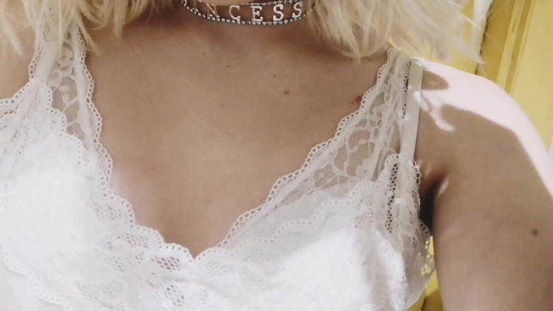 Taya Lite: Ragazzina bionda lo morde e lecca le sue dolci labbra