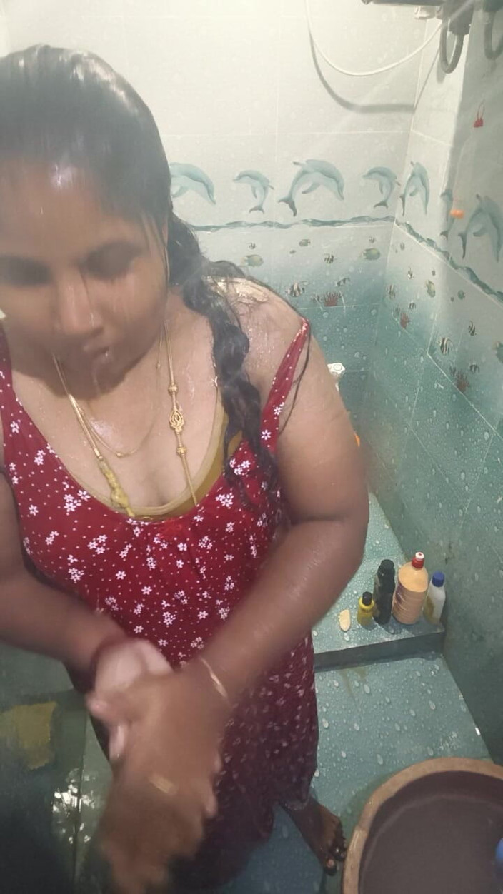 Susmitha2258: Desi donna doccia