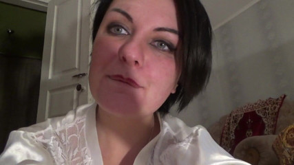 Sexy Milf: Seksowna gospodyni w jedwabnej białej szacie desperuje siusiu długo i...