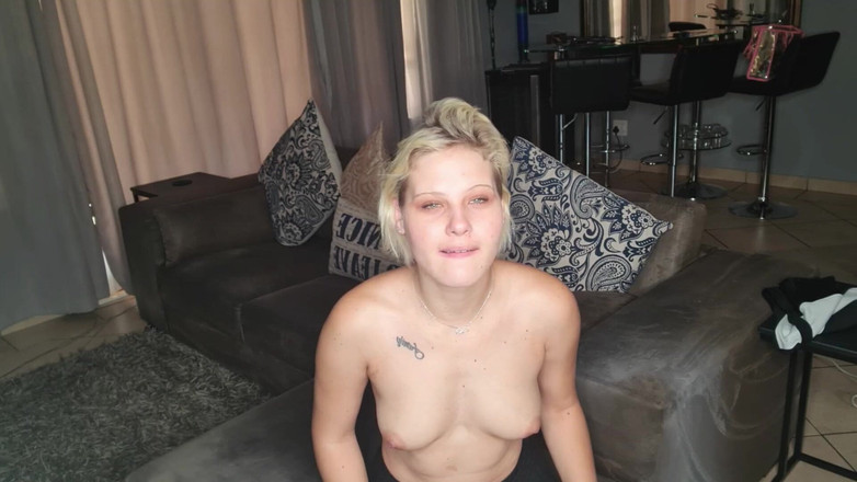 domslutfucker: Rubia en topless caliente demuestra cómo quiere que los hombres...