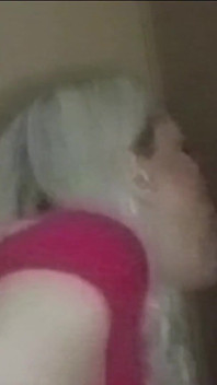 Sexy Blondine im Gloryhole