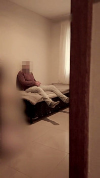 Heiße ehefrau in yogahosen lutscht den freund ihres ehemanns und wird im nebenraum gefickt
