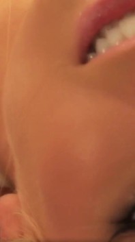 Sexy MILF masturbiert mit sexspielzeug