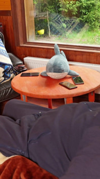 老人は自分の所有地で感じの良い若い隣人に会い、彼らは楽しい会話をしました