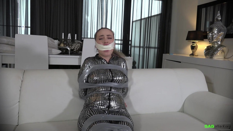 Gag Attack: Aubrey - kedi kıyafeti içinde bant esareti