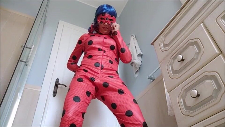 savannahamatoriale: hands up for lady bug!