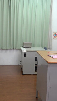 Punire un'insegnante, sedersi in faccia su uno studente maschio che si rifiuta di frequentare le lezioni, schiacciarle il viso, stringerle il viso con le cosce per farle annusare il suo e l'ano