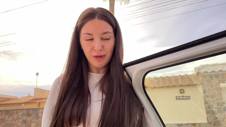 Sugary Kitty: Chica de al lado da mamada a vecino en auto...