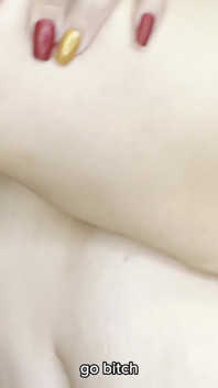人妻が3人の男にお尻をあげ、寝室からチンポをしゃぶる