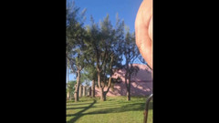 Priscila: 在房子花园里穿着比基尼的继母为她的继子制作了一部视频，以炫耀她的新衣服。