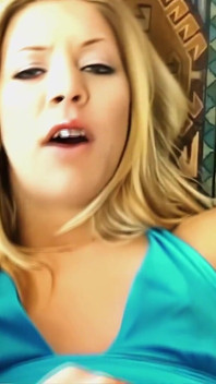 Enge kleine schlitz leah luv voll gestopft mit ihrem durchsichtigen dildo