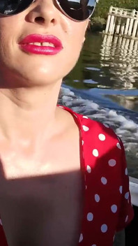 Destmo mi cuerpo sexy en el barco con mis amigos